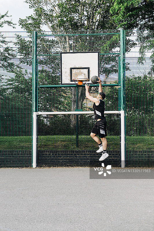 运动员在球场上扣篮图片素材