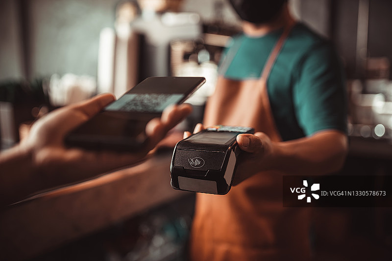 咖啡馆智能手机扫码支付图片素材