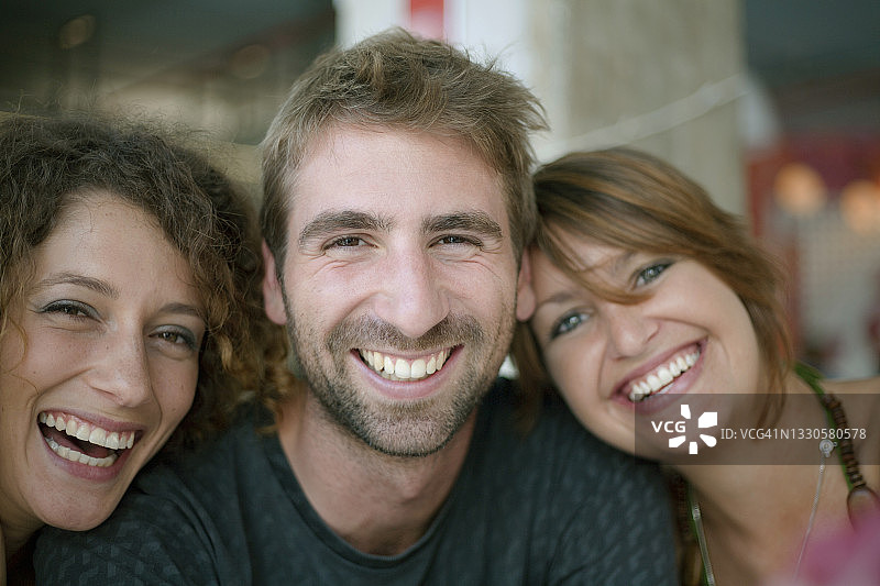 在餐厅里快乐的男女朋友图片素材