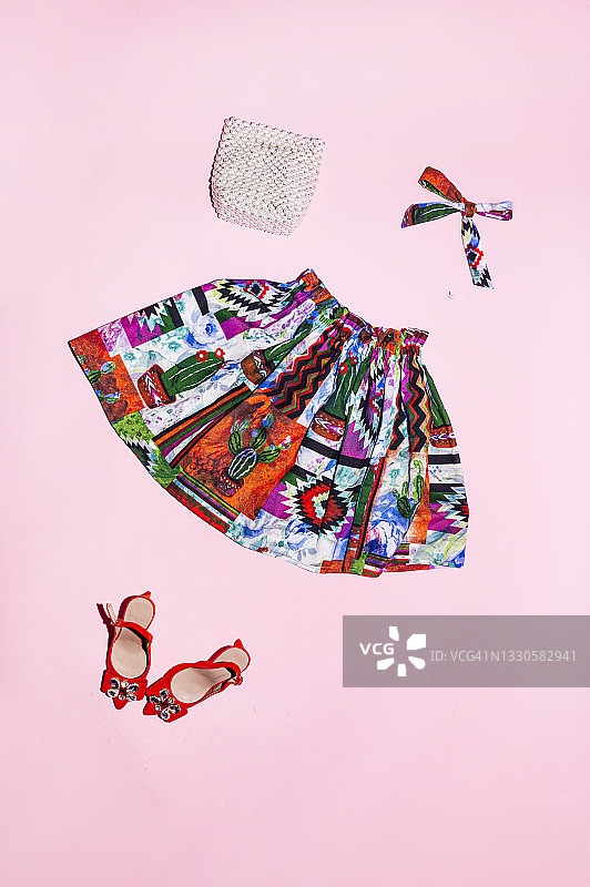 粉色背景上的裙子和时尚配饰图片素材
