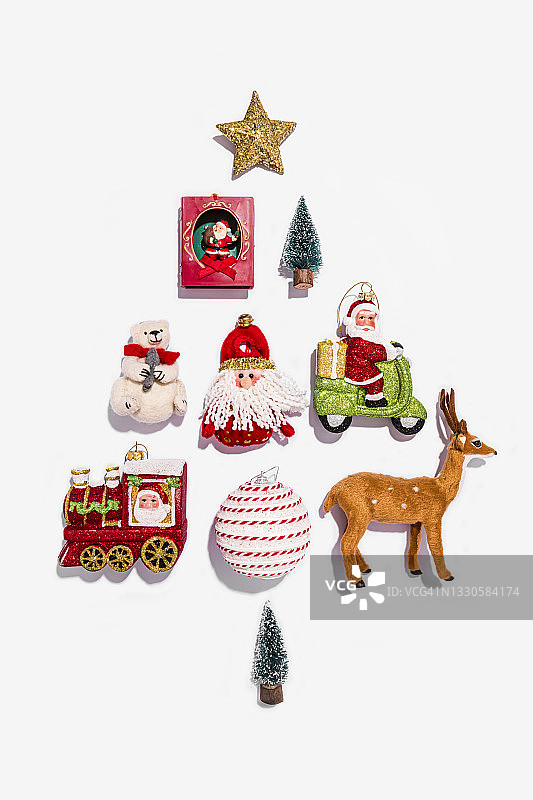 排列成树形的各种圣诞装饰品的摄影棚照片图片素材