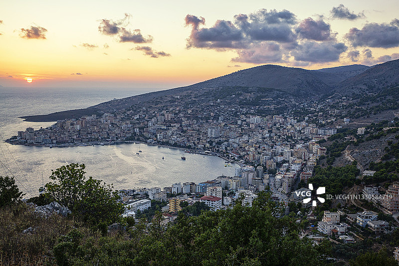 阿尔巴尼亚发罗拉州萨兰德市爱奥尼亚海岸日落景色图片素材