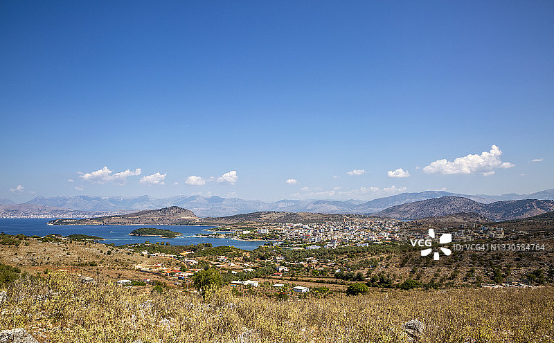 阿尔巴尼亚发罗拉州阿尔巴尼亚里维埃拉的村庄夏季景观图片素材