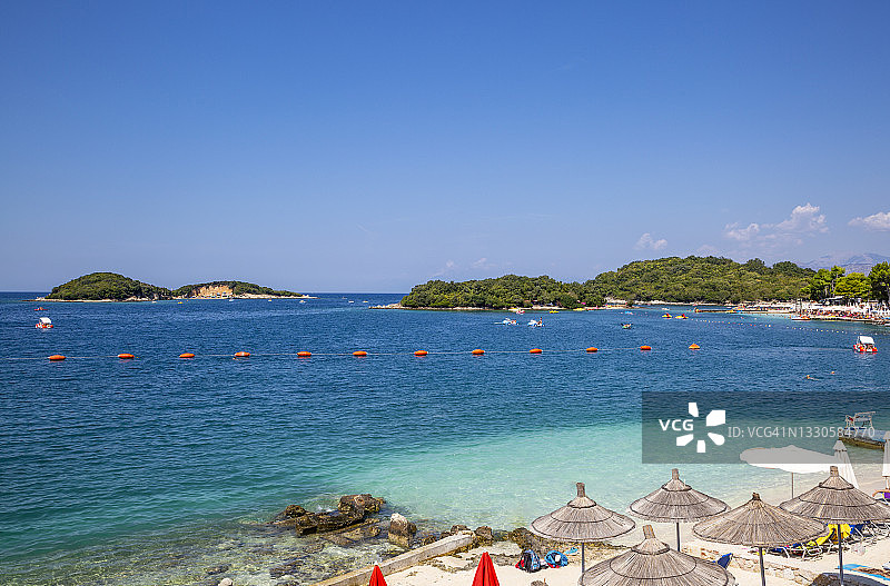 阿尔巴尼亚发罗拉州克萨米尔夏季阿尔巴尼亚里维埃拉的晴朗天空图片素材