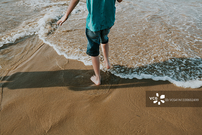 儿童在海中划水图片素材