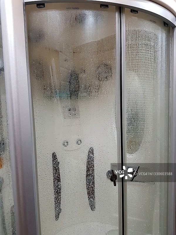 现代浴室淋浴房中的水滴和蒸汽图片素材