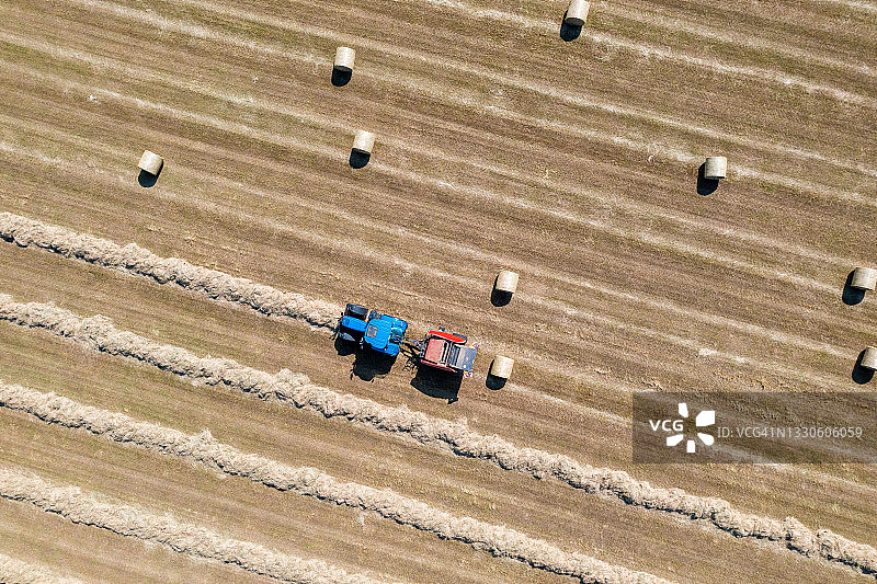 小心翼翼地沿着干草线打草捆图片素材