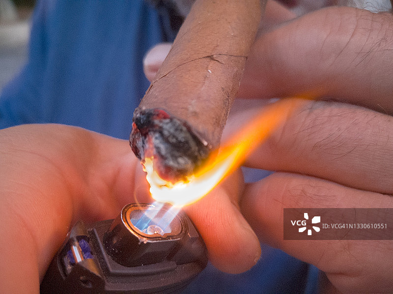 男人点燃雪茄图片素材