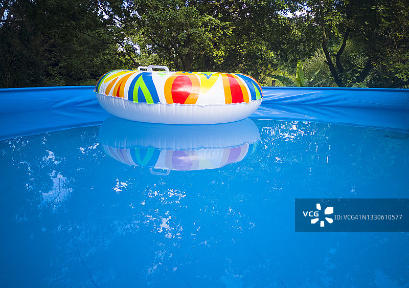泳池中漂浮物的倒影图片素材