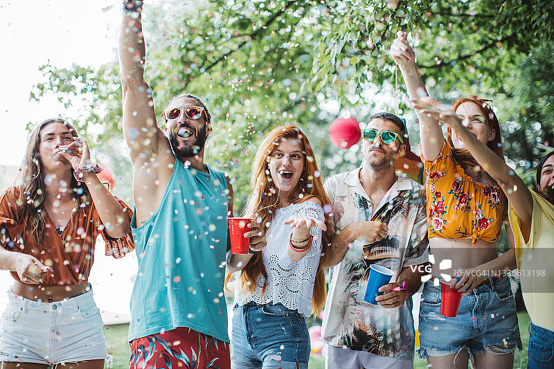朋友在户外庆祝生日图片素材