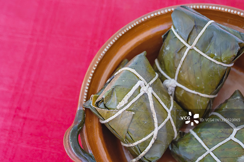 瓦罐中包装好的玉米猪肉粽图片素材