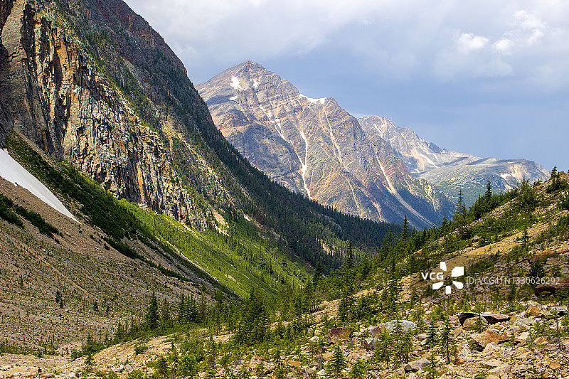 加拿大艾伯塔省贾斯珀国家公园伊迪丝·卡韦尔山区域图片素材