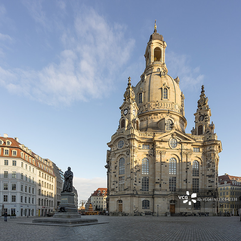 德国德累斯顿圣母教堂前的马丁·路德雕像图片素材