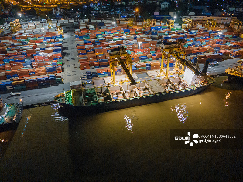 亚洲交通运输商业主题：集装箱货船与曼谷的起重机桥图片素材