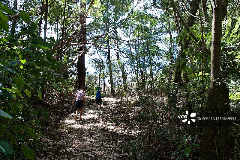 儿童在大自然小路上奔跑图片素材