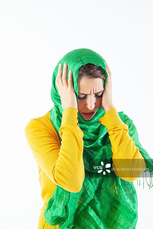 坏消息：戴头巾的女人双手抱头图片素材