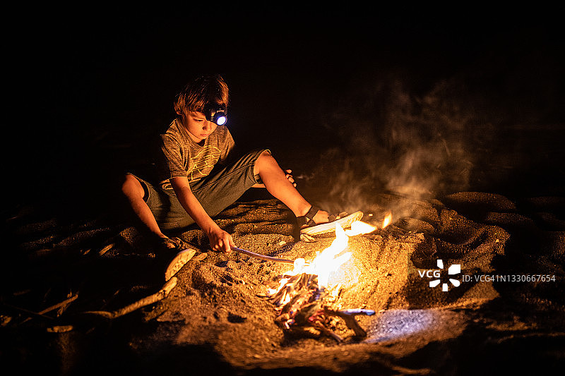 享受篝火的男孩图片素材