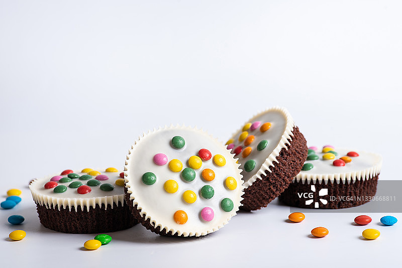 含白巧克力和彩色糖珠的可可甜味松饼图片素材