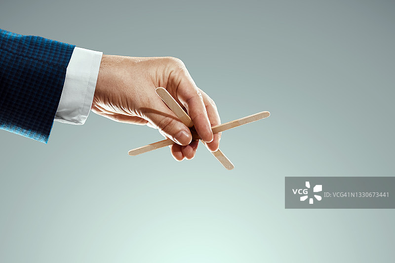 牵线木偶操纵人群：世界阴谋论概念图片素材