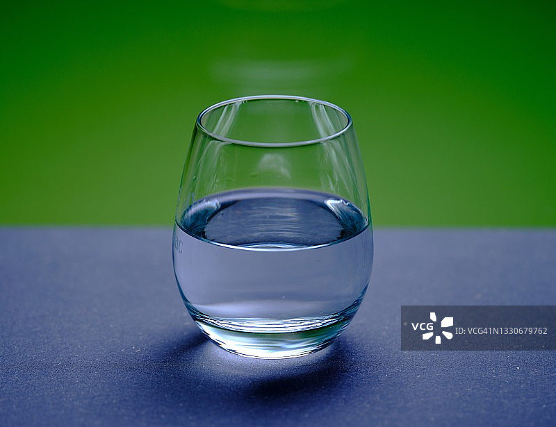 一杯水的特写镜头图片素材