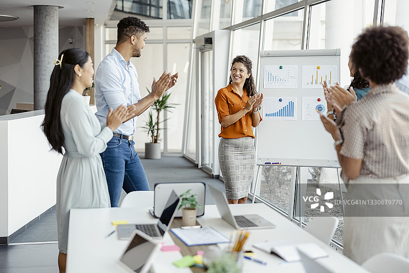 这值得热烈的掌声图片素材