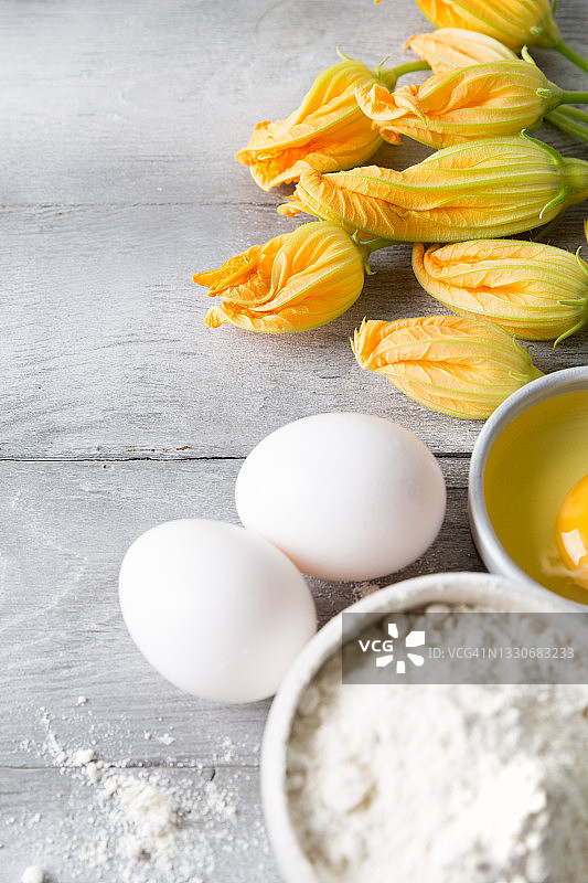 烹饪前的西葫芦花图片素材