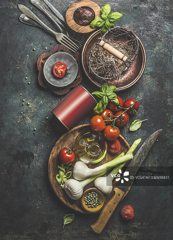 乡村风格厨房餐桌上的番茄酱配料和厨具图片素材