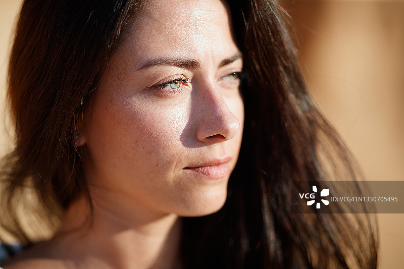 美丽的棕发绿眼女士凝视远方特写图片素材