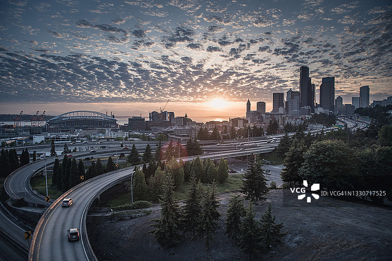 通往西雅图市的高速公路桥，背景是日落图片素材