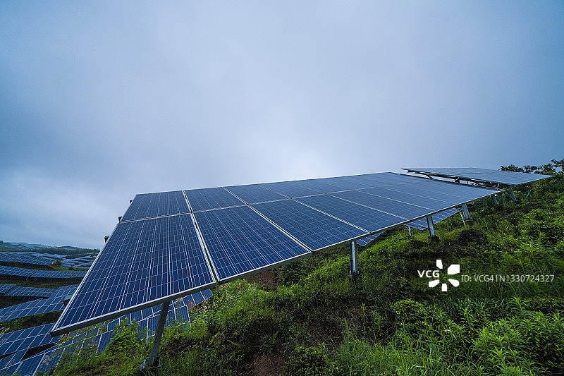 山区大型太阳能发电厂航拍图片素材