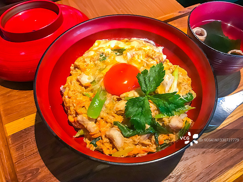 亲子丼鸡肉鸡蛋盖饭图片素材