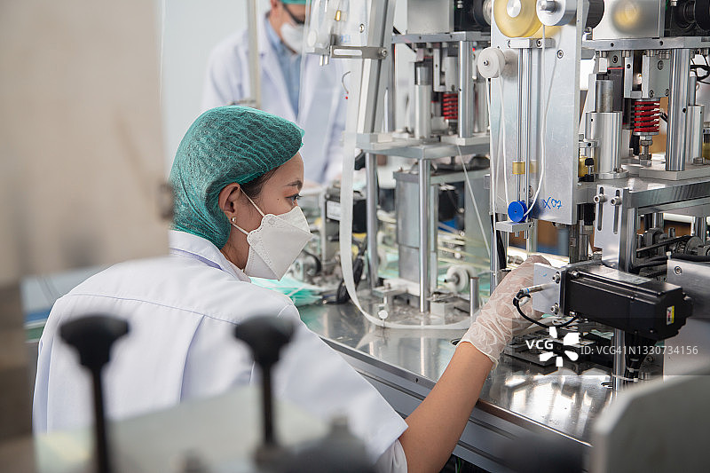 机器人助力产业转型，女科学家在实验室工作图片素材