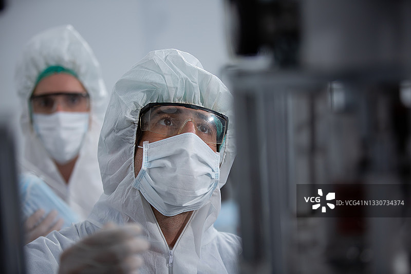 穿制服的科学家、工程师在工厂检查工作系统，维修机器图片素材