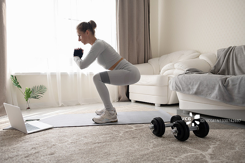 小女孩居家线上哑铃健身图片素材
