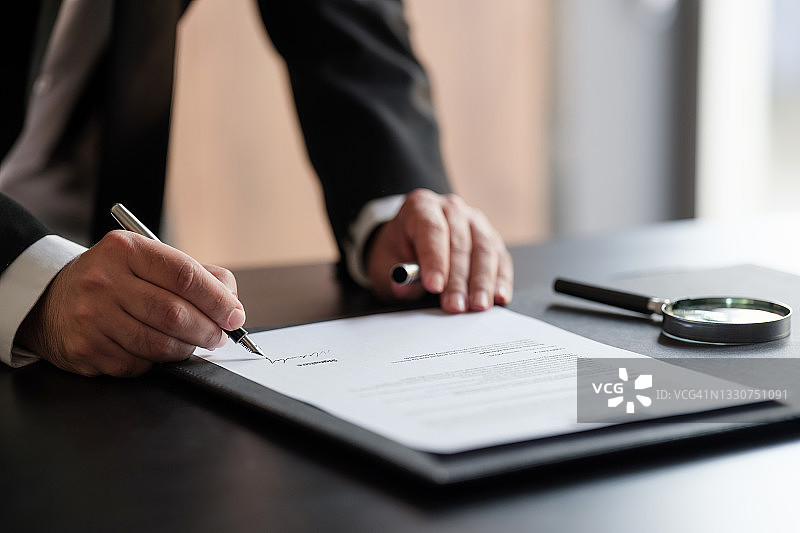 商人在办公室签署合同图片素材