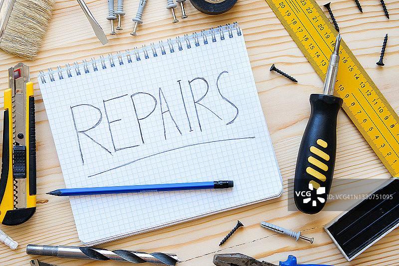 带有“维修”字样的笔记本和房屋维修工具图片素材