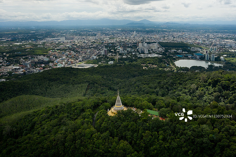 合艾市及山顶佛塔城市风光图片素材