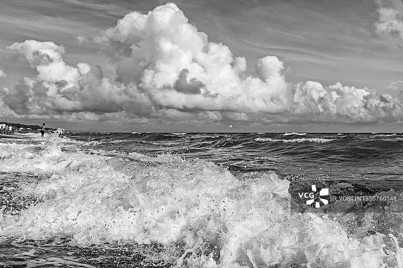 波涛汹涌与壮观天空特写图片素材