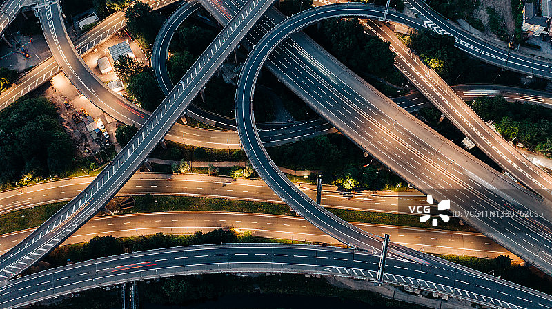 英国高速公路交叉路口的夜间航拍图图片素材