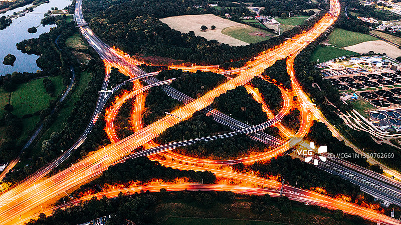英国高速公路交叉路口的夜间航拍图图片素材