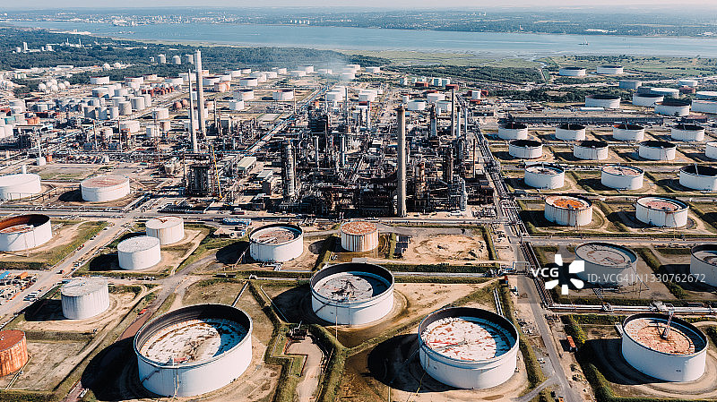 英国南安普顿炼油厂的清晨航拍照片图片素材