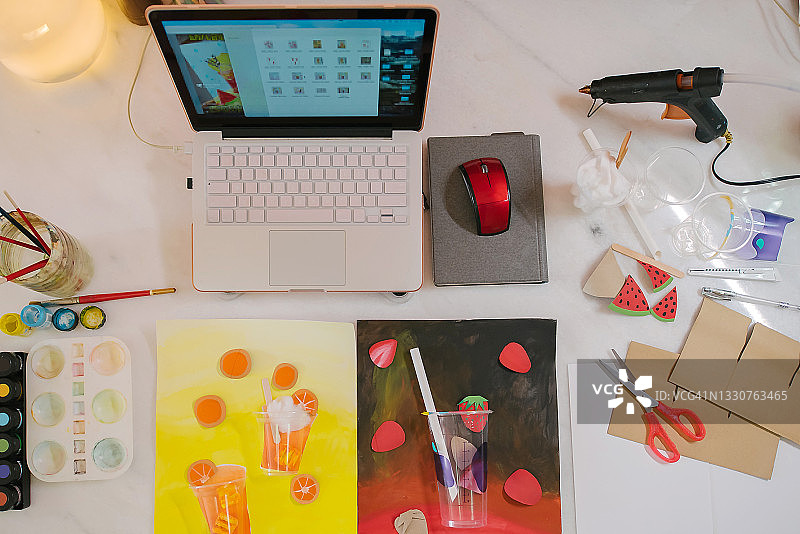 在家在线艺术课期间，笔记本电脑和艺术工具在桌子上准备图片素材