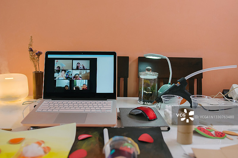 中国女教师在家上网课图片素材