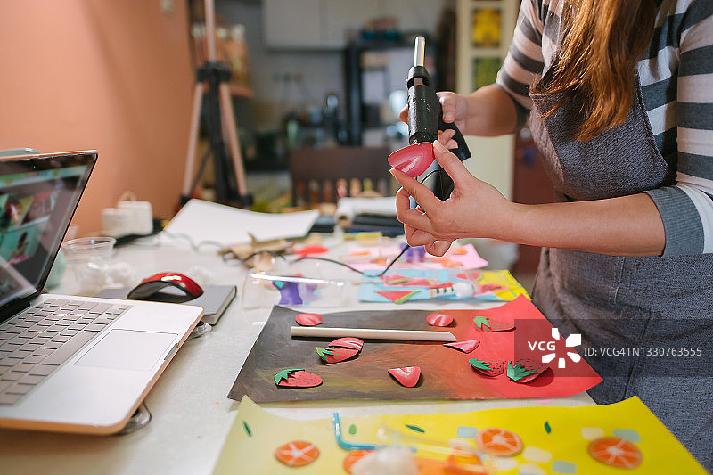 中国女教师在家上网课图片素材