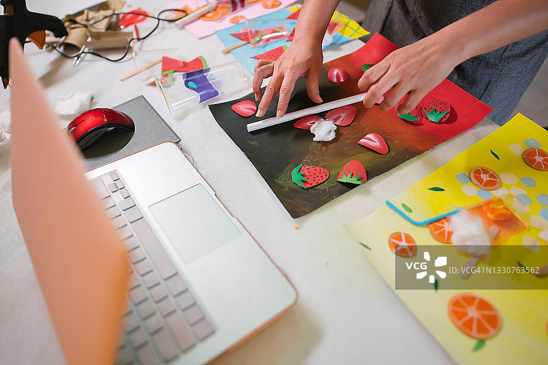 中国女教师在家上网课图片素材