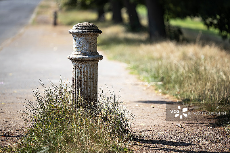 街道上的系缆柱图片素材