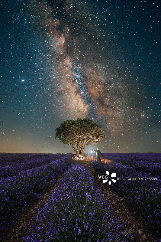 在银河下度过一个美丽而芬芳的夜晚——布里韦加（瓜达拉哈拉，西班牙）图片素材