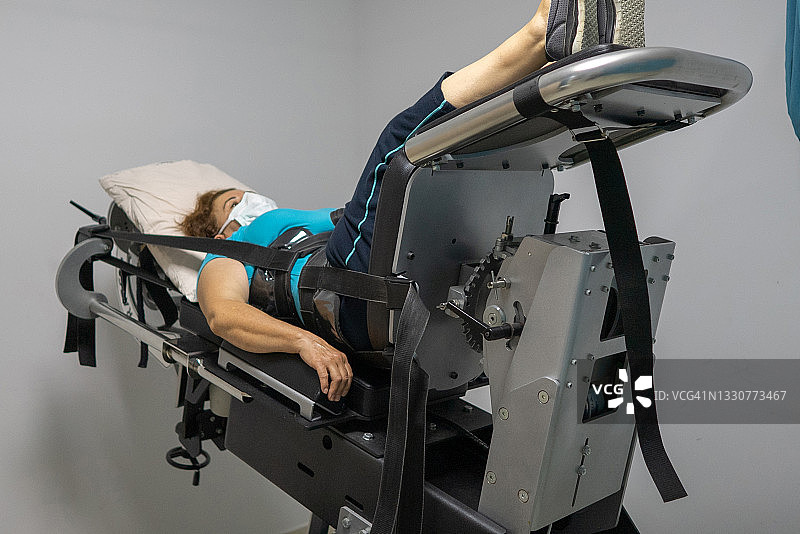 女子接受机器理疗图片素材