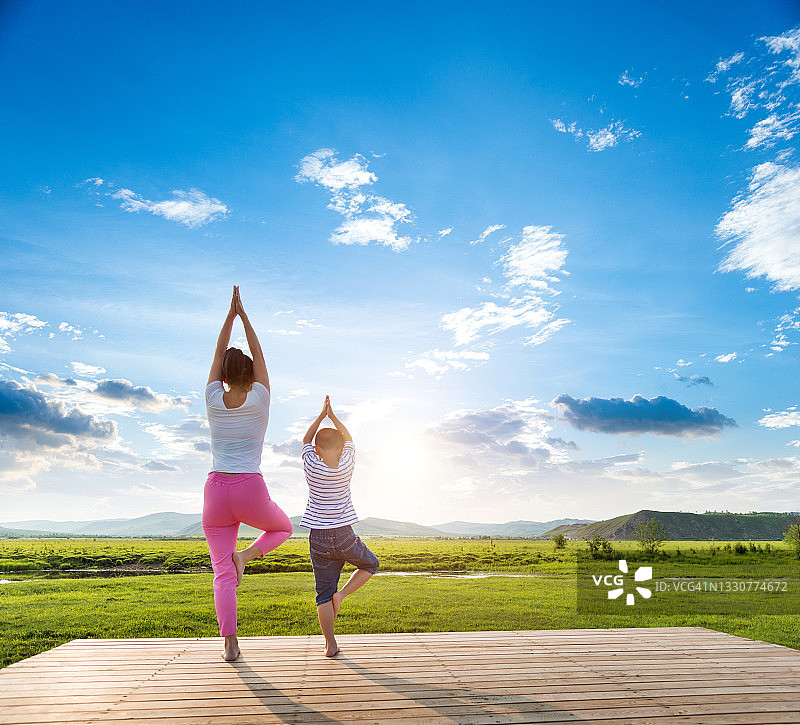 母子在户外做瑜伽图片素材