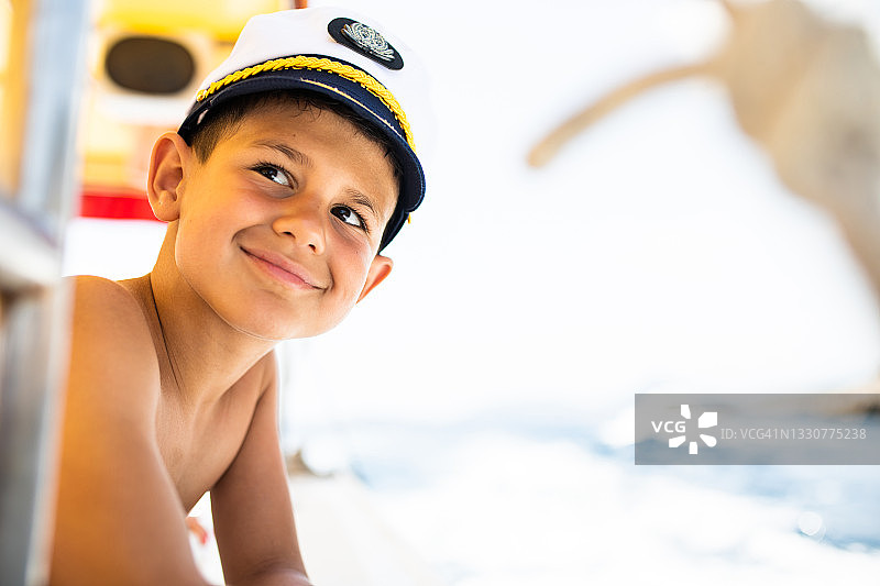 一个男孩船长图片素材